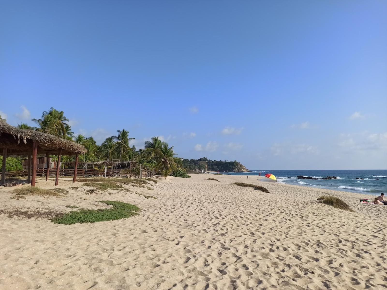 Rondreis Mexico, Puerto Escondido, strand met blauwe lucht