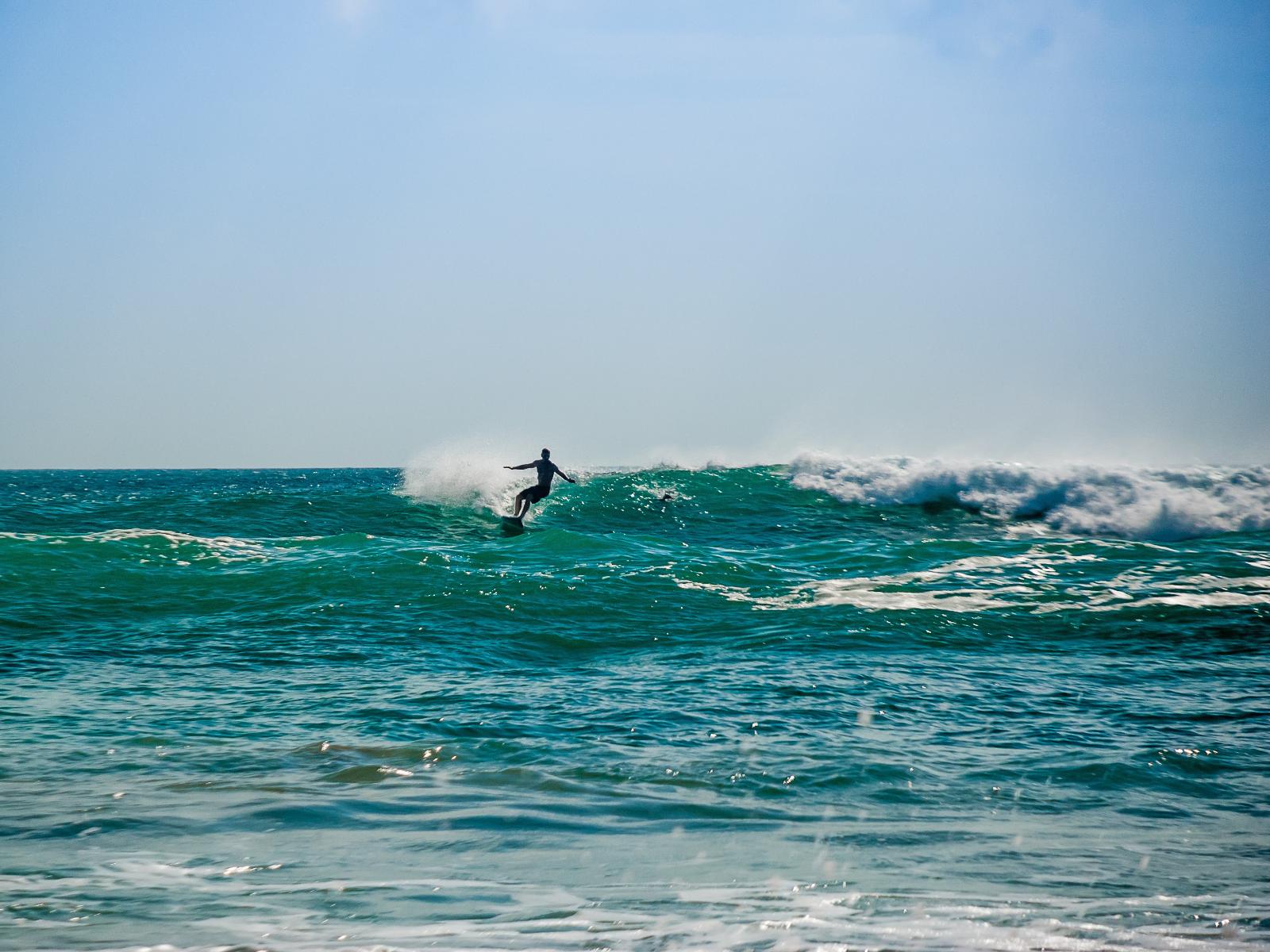 Rondreis Mexico, Puerto Escondido, surfer in de zee