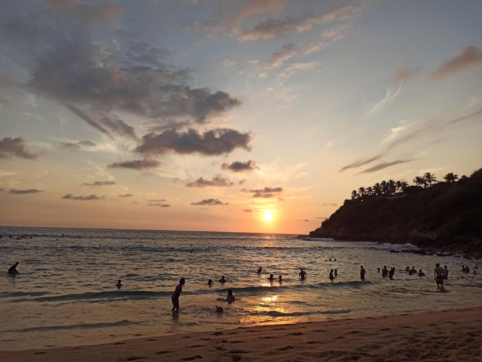 Rondreis Mexico, Puerto Escondido, zonsondergang op strand met mensen