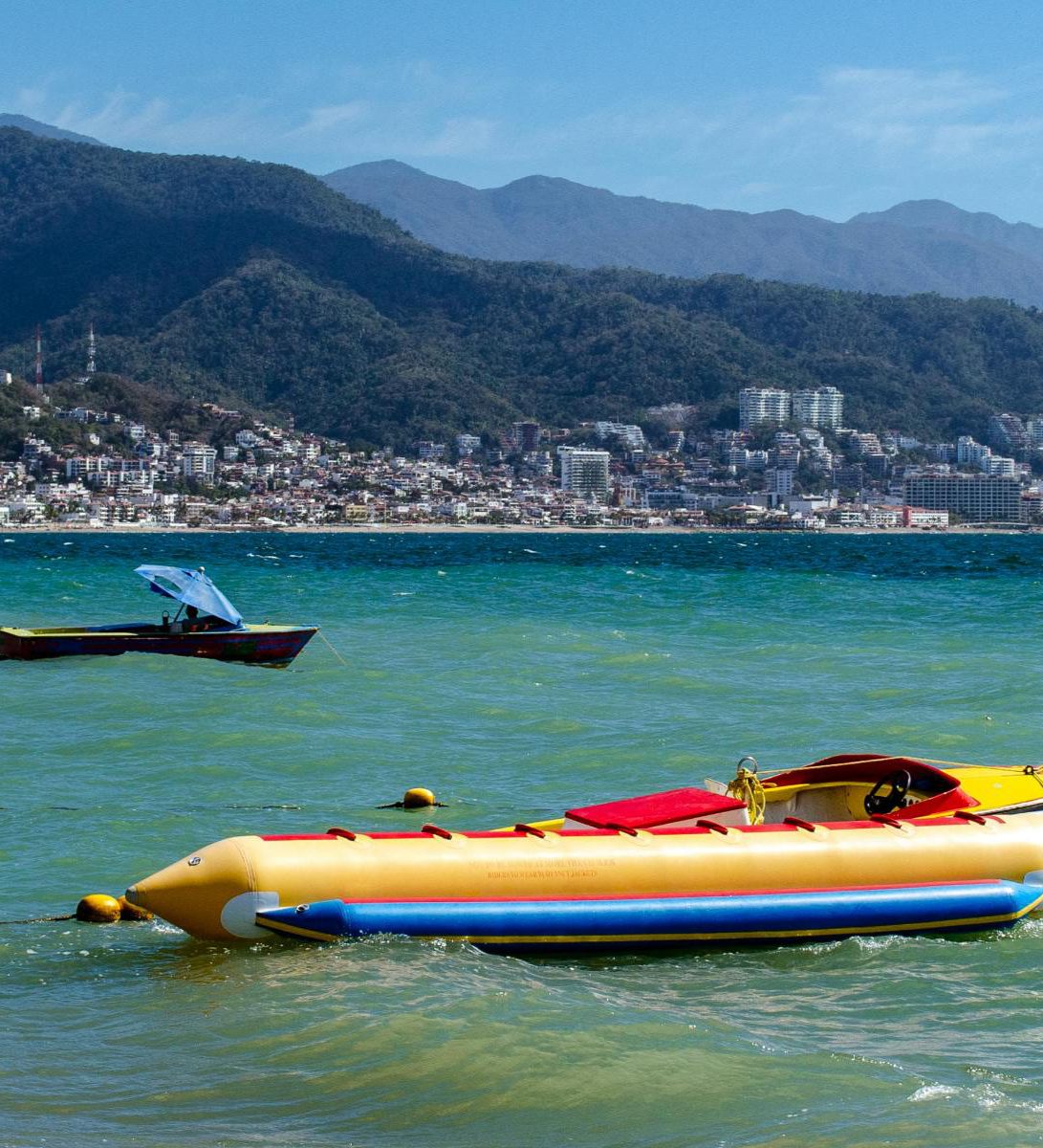 Rondreis Mexico, Puerto Vallarta, bootje in de zee