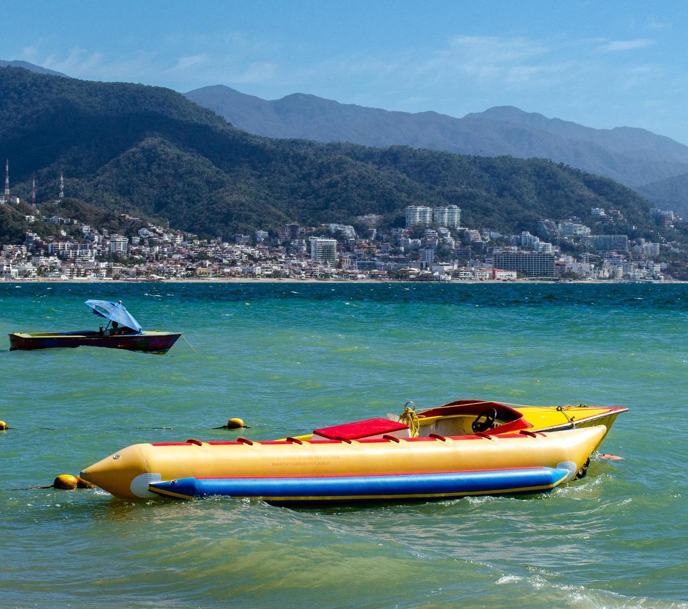 Rondreis Mexico, Puerto Vallarta, bootje in de zee