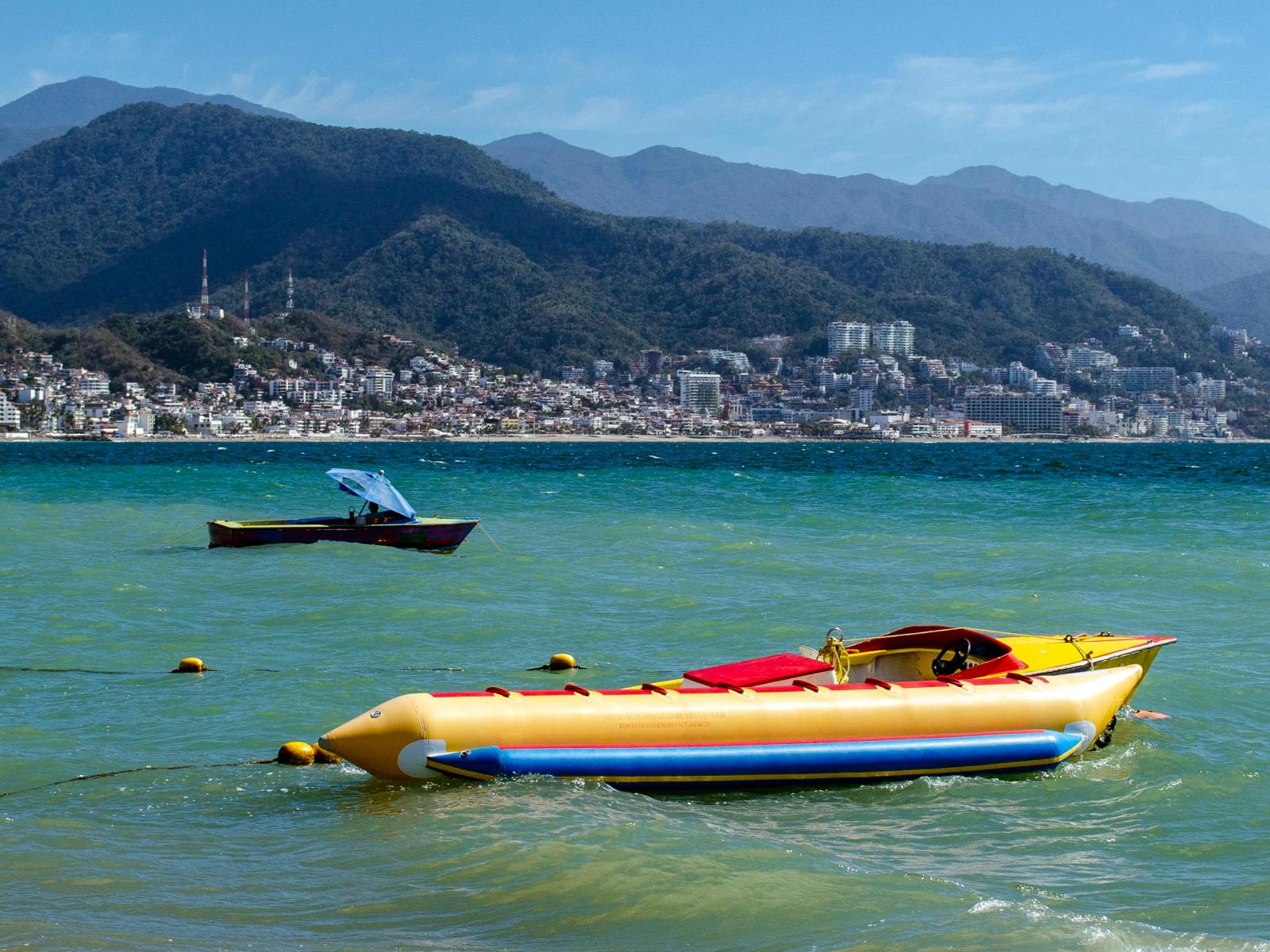 Rondreis Mexico, Puerto Vallarta, bootje in de zee