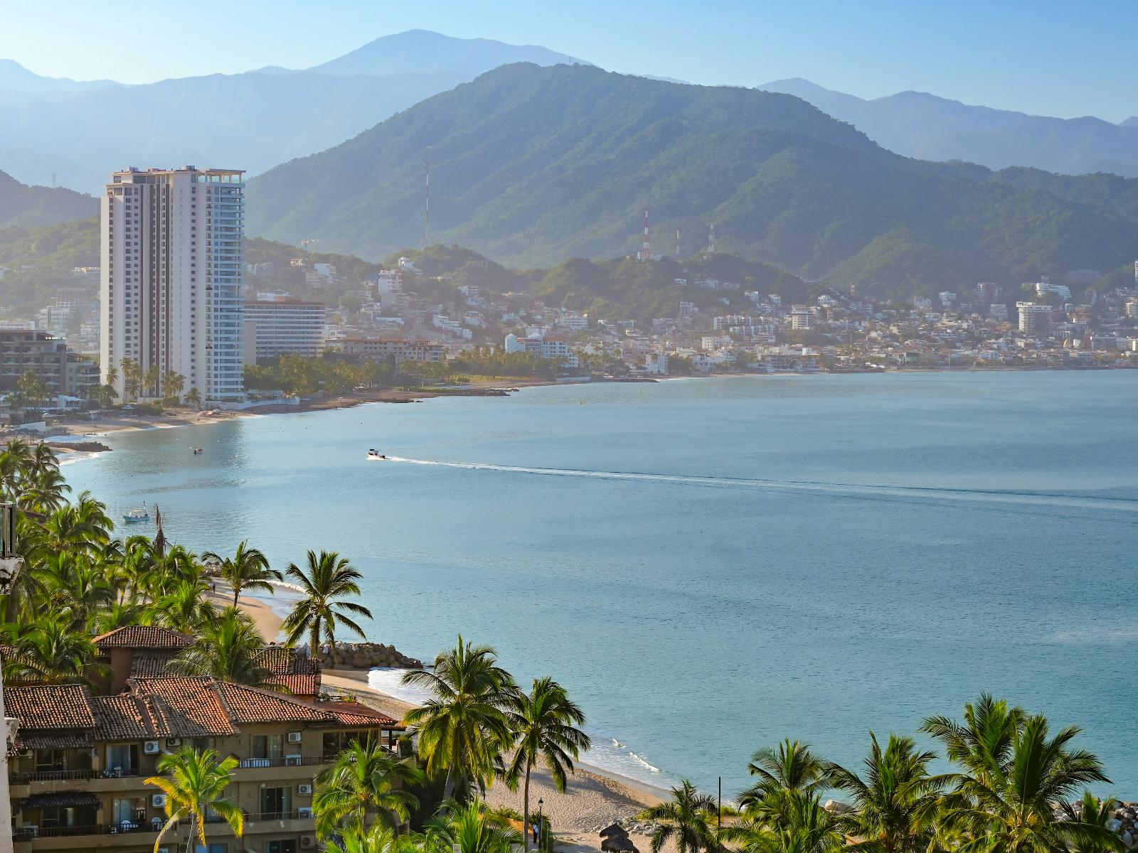 Rondreis Mexico, Puerto Vallarta, zee en uitzicht op bergen
