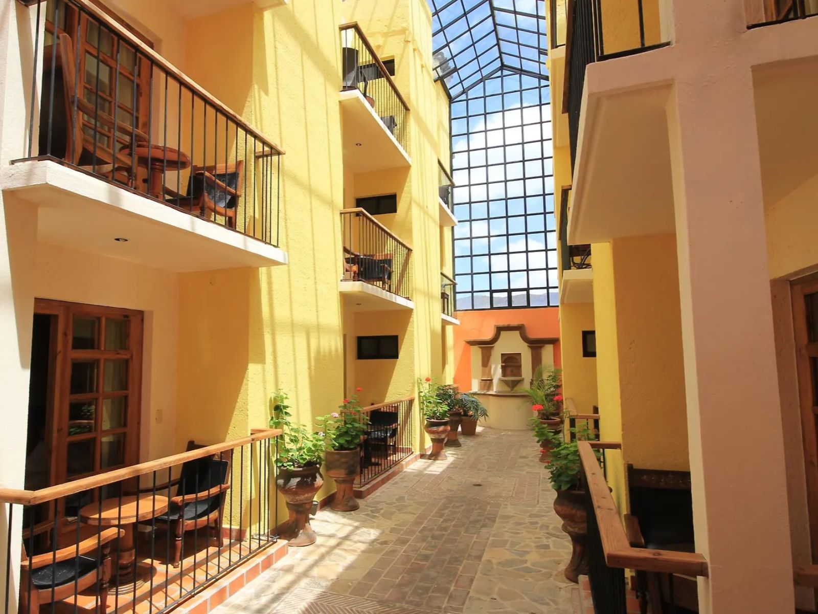Rondreis Mexico, San Cristobal, Diego de Mazariegos, buitenzijde balkons