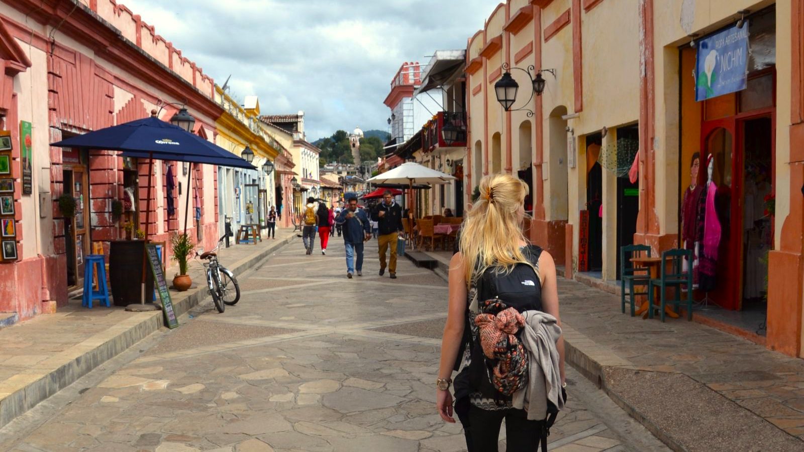 Rondreis Mexico, San Cristóbal de las Casas, collega Irene in kleurrijke straat