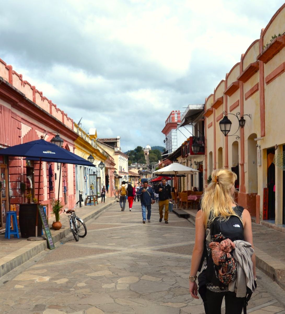 Rondreis Mexico, San Cristóbal de las Casas, collega Irene in kleurrijke straat