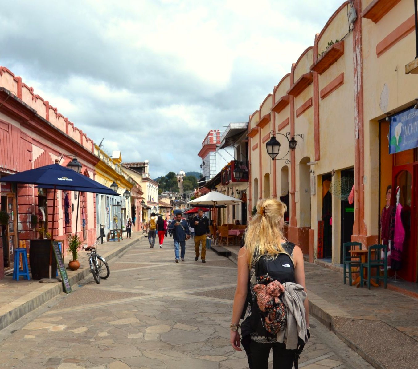 Rondreis Mexico, San Cristóbal de las Casas, collega Irene in kleurrijke straat