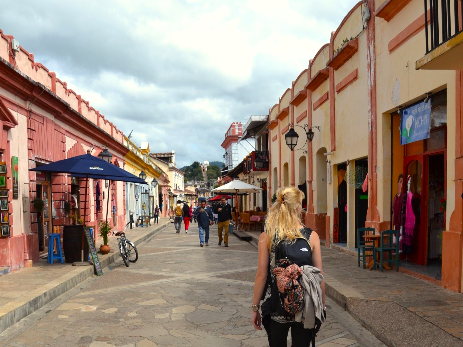 Rondreis Mexico, San Cristóbal de las Casas, collega Irene in kleurrijke straat