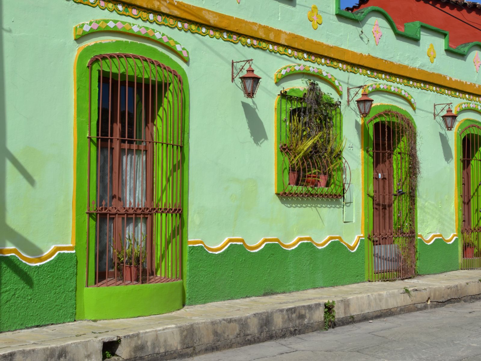 Rondreis Mexico, San Cristóbal de las Casas, groene huizen