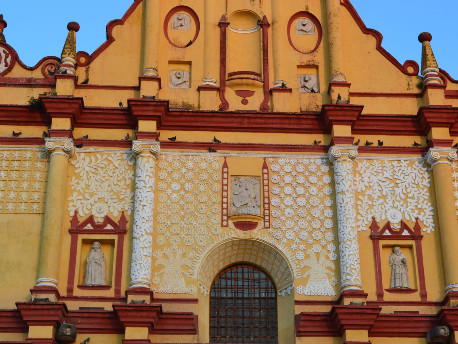 Rondreis Mexico, San Cristóbal de las Casas, kerk van dichtbij