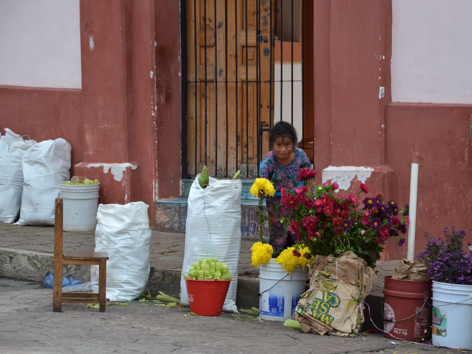 Rondreis Mexico, San Cristóbal de las Casas, kindje met bloemen