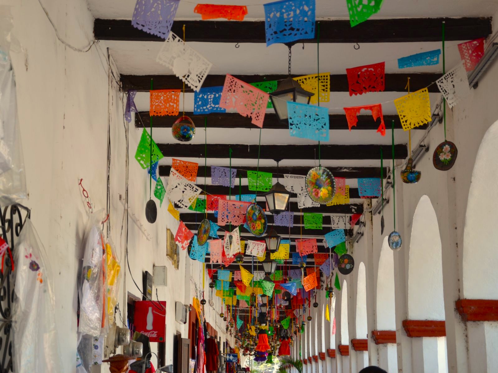 Rondreis Mexico, San Cristóbal de las Casas, vlaggen in gang