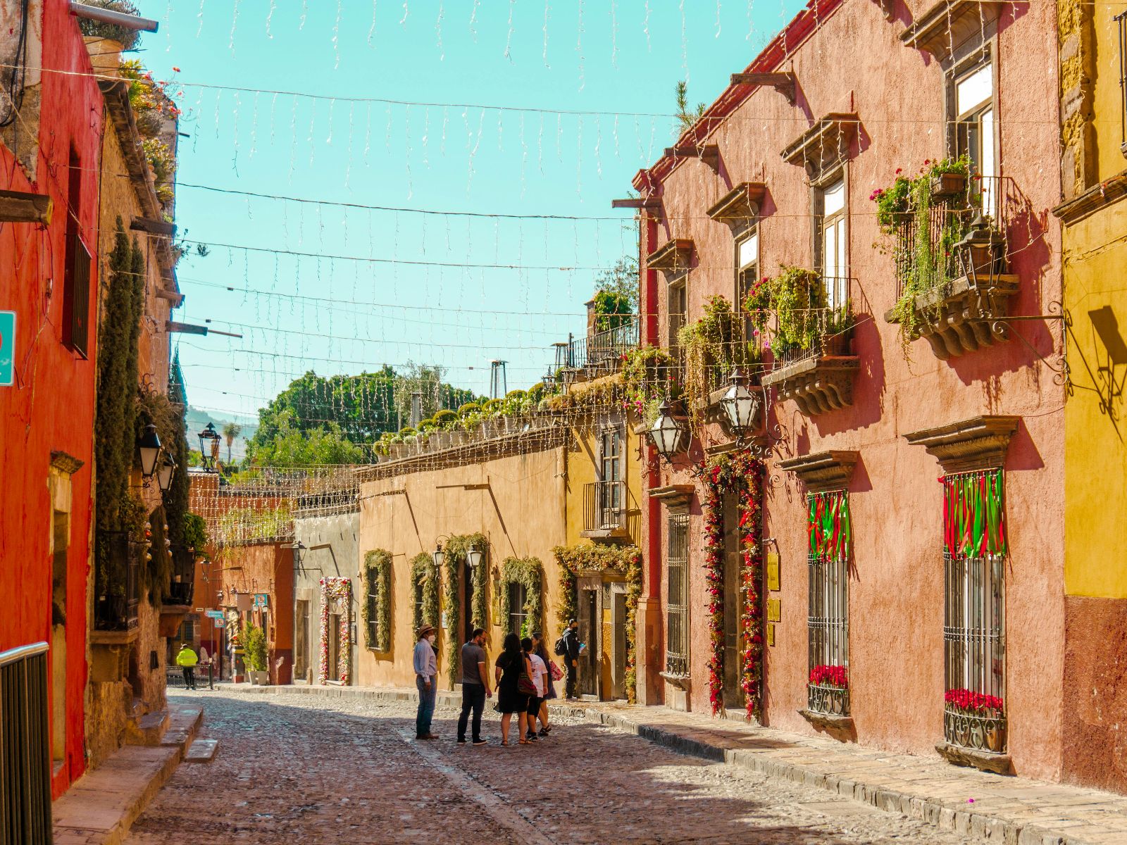 Rondreis Mexico, San Miguel de Allende, straat met kleurige huizen