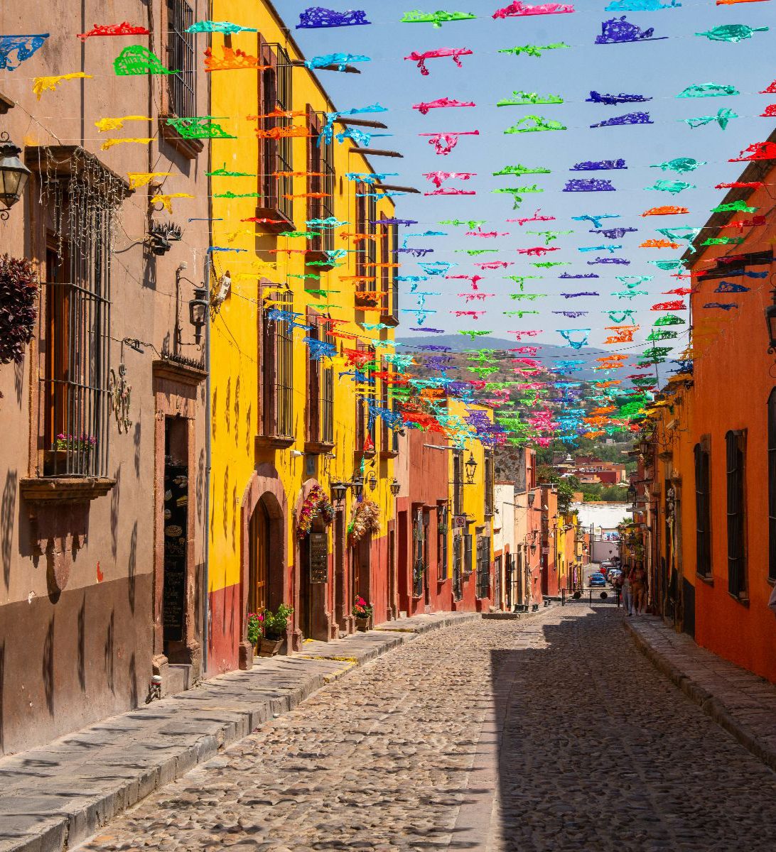 Rondreis Mexico, San Miguel de Allende, straat versierd met Mexicaanse vlaggetjes