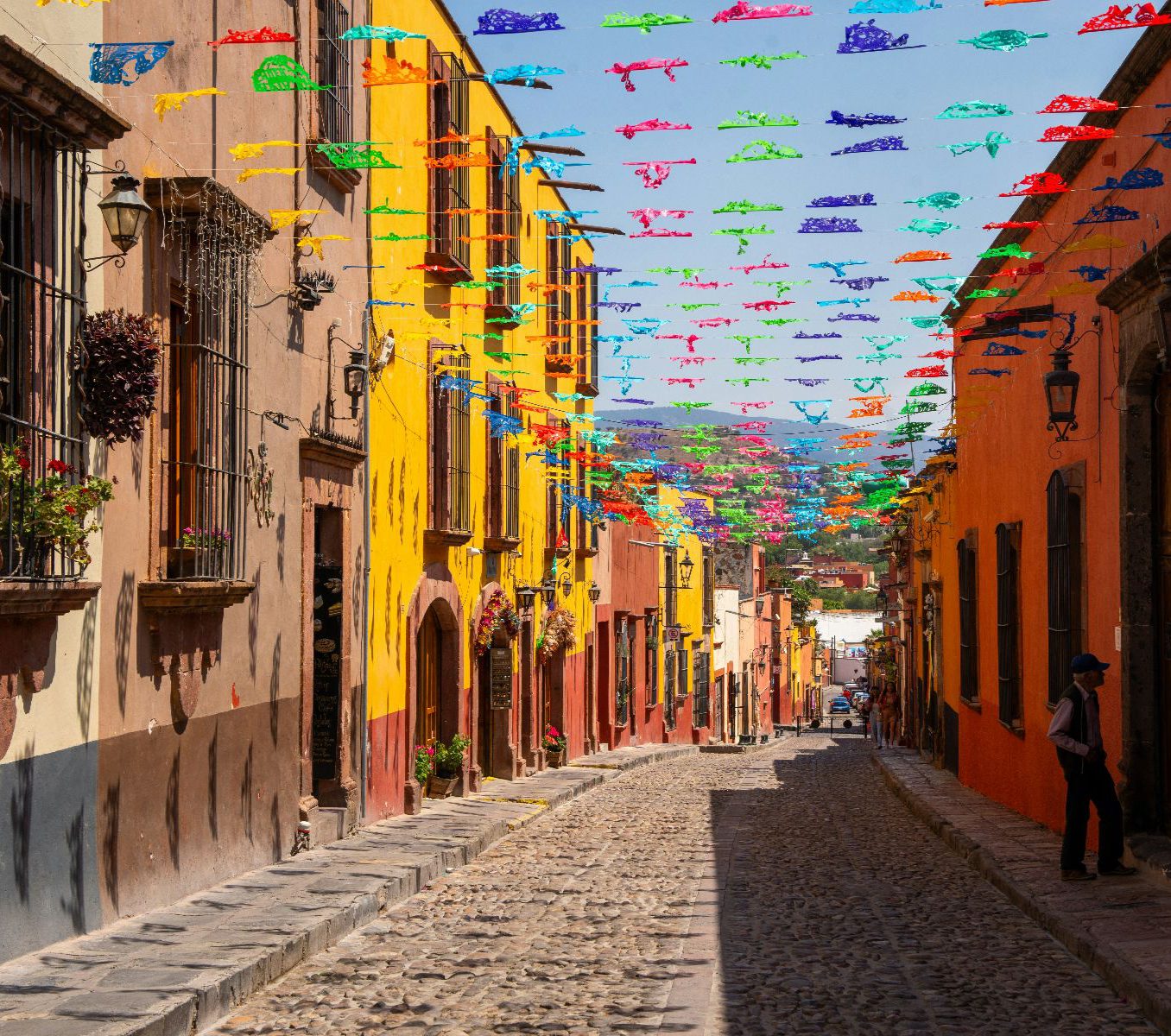 Rondreis Mexico, San Miguel de Allende, straat versierd met Mexicaanse vlaggetjes