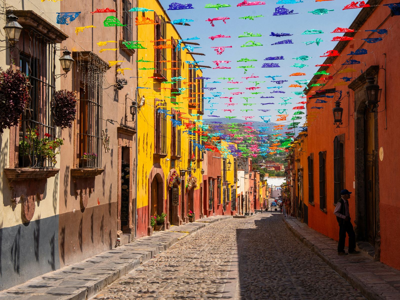 Rondreis Mexico, San Miguel de Allende, straat versierd met Mexicaanse vlaggetjes