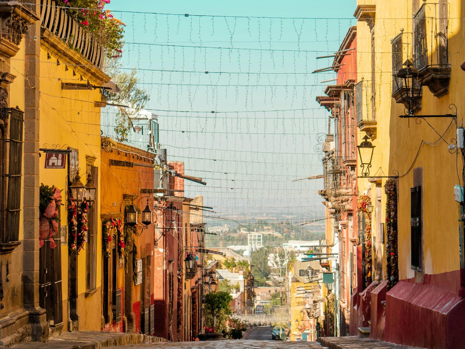 Rondreis Mexico, San Miguel de Allende, straat versierd met verlichting op heuvel