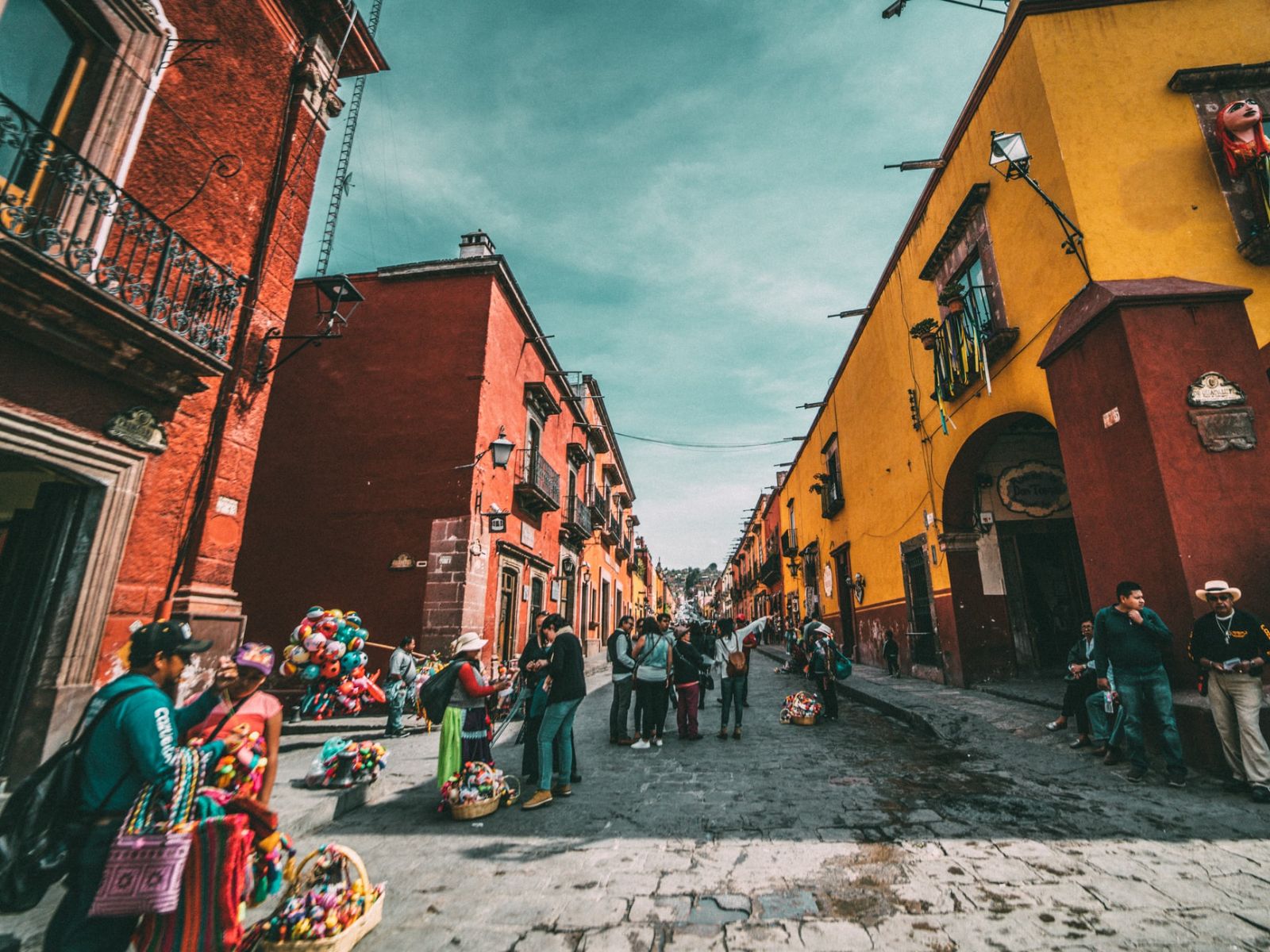 Rondreis Mexico, San Miguel de Allende, straatbeeld met veel locals