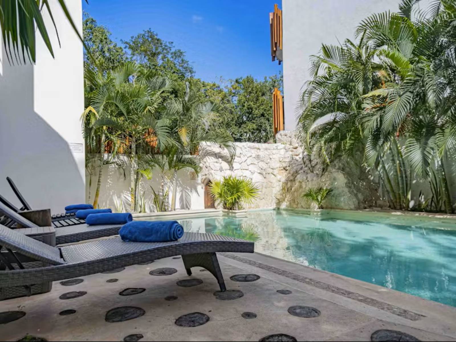 Rondreis Mexico, Tulum, Niik Tulum, zwembad overdag met ligbedden