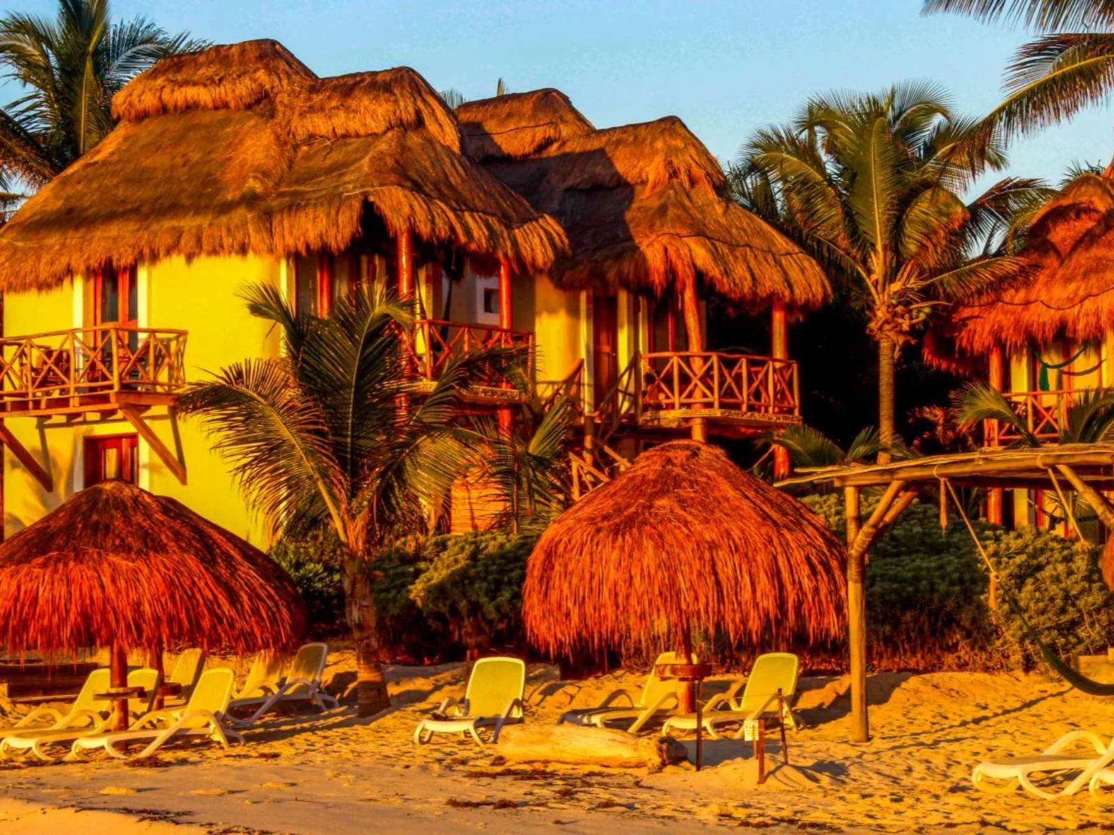 Rondreis Mexico, Tulum, Piedra Escondida, cabanas palmbomen