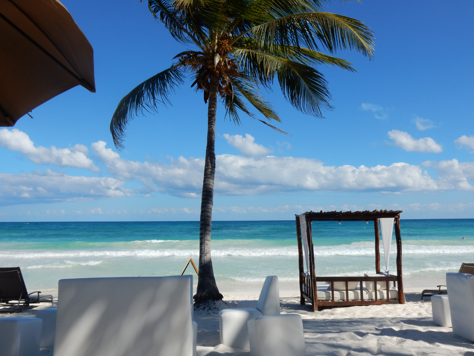Rondreis Mexico, Tulum, bedjes op het strand