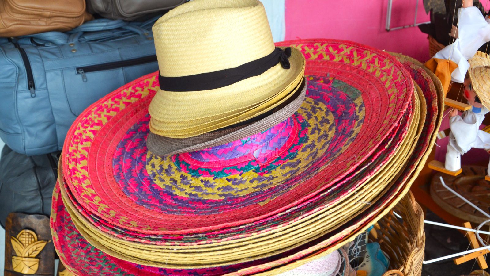 Rondreis Mexico, Tulum, kleurrijke sombrero's