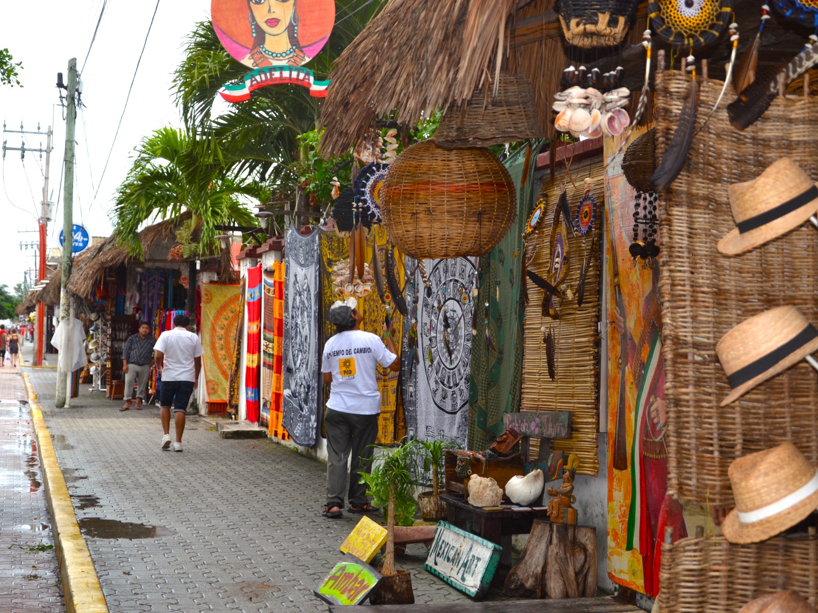 Rondreis Mexico, Tulum, straatbeeld met kleurrijke kleding