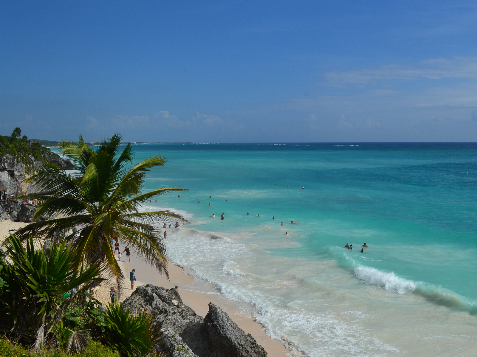Rondreis Mexico, Tulum, strand en mensen die zwemmen
