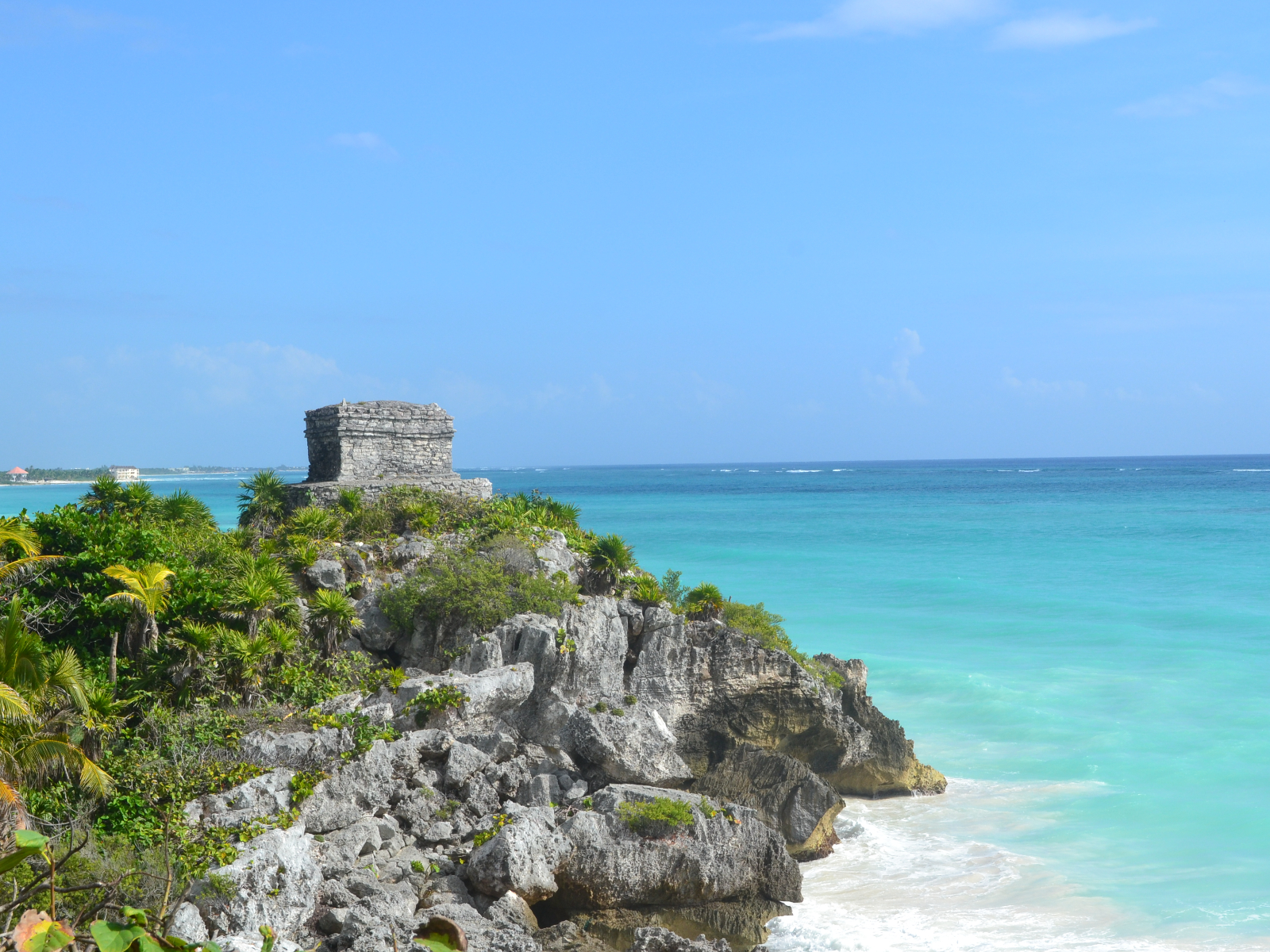 Rondreis Mexico, Tulum, strand met ruïne op een heuvel