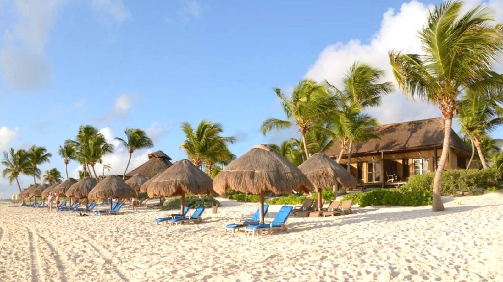 Rondreis Mexico, Tulum, strandstoelen onder hutjes op het strand