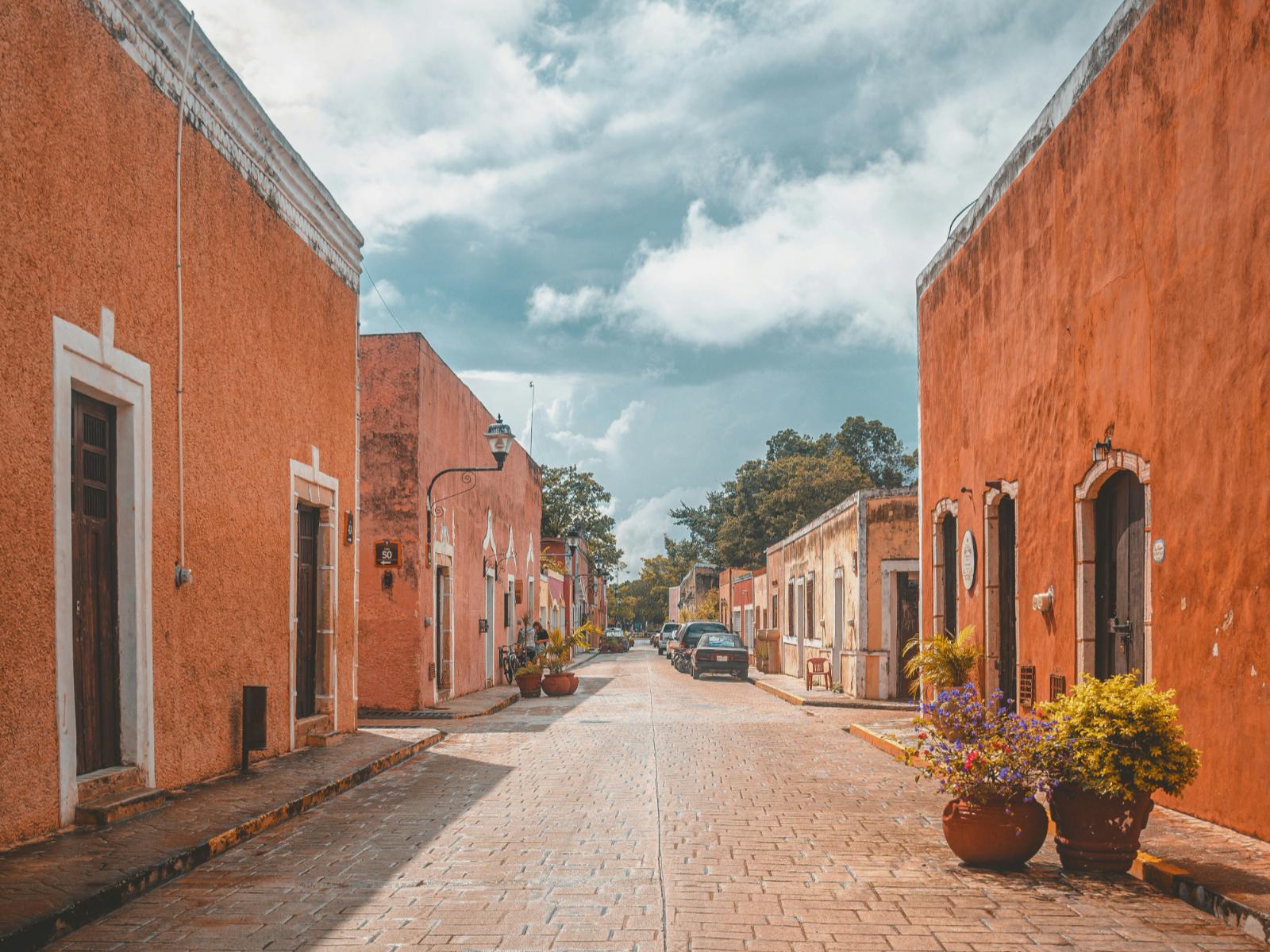 Rondreis Mexico, Valladolid, kleurrijke straat met blauwe lucht