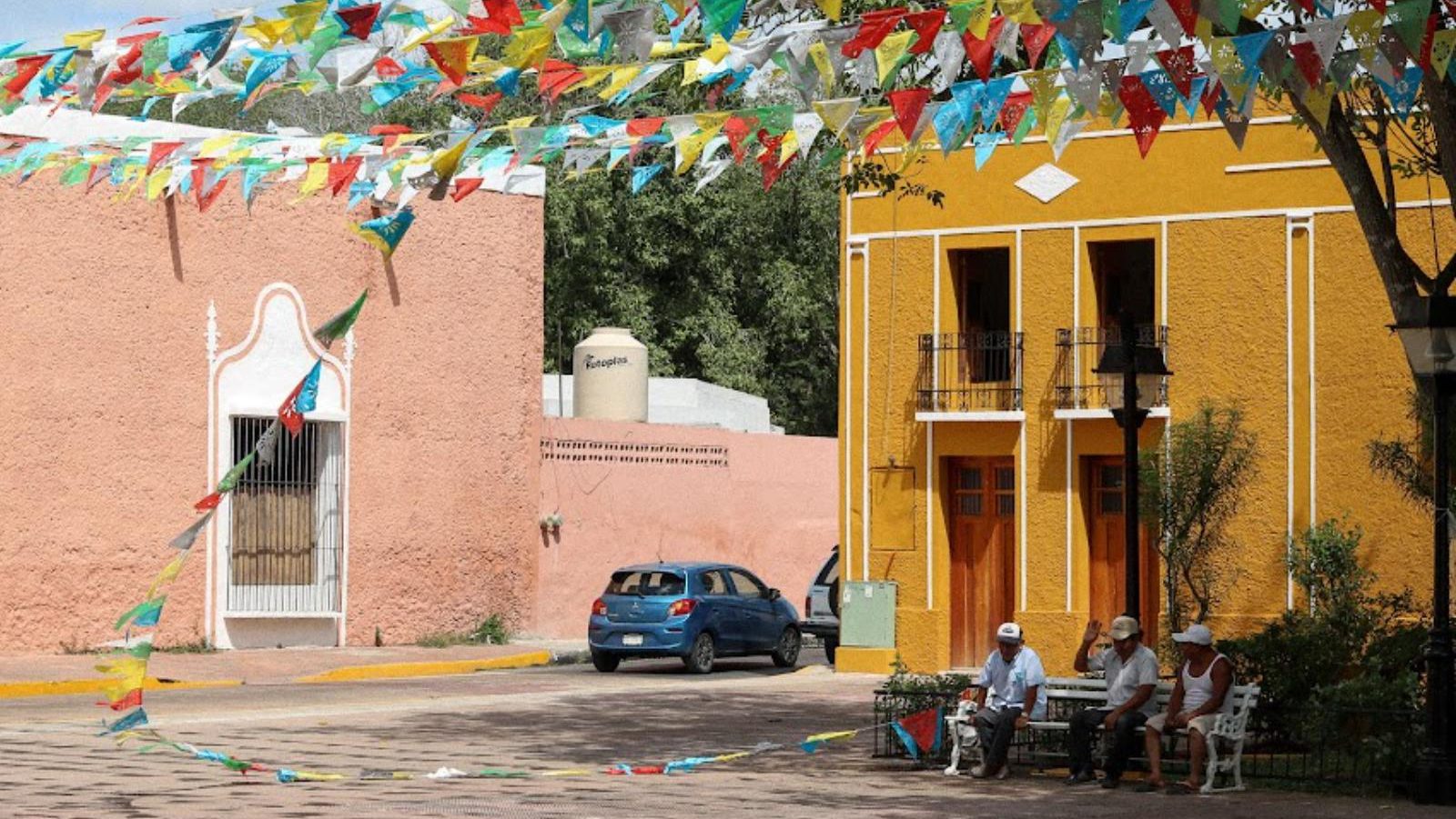 Rondreis Mexico, Valladolid, pleintje met vlaggetjes