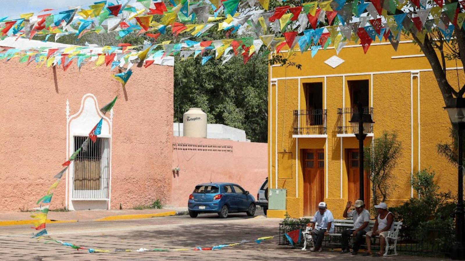 Rondreis Mexico, Valladolid, pleintje met vlaggetjes