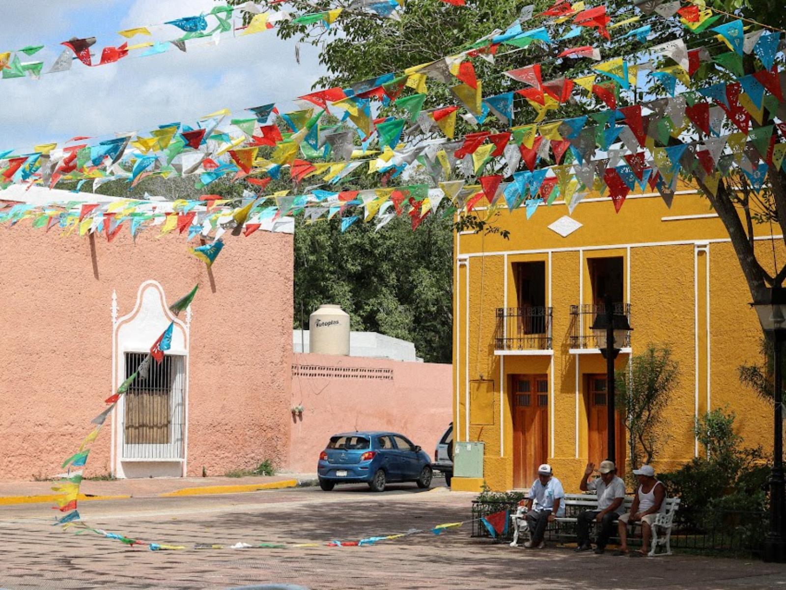 Rondreis Mexico, Valladolid, pleintje met vlaggetjes