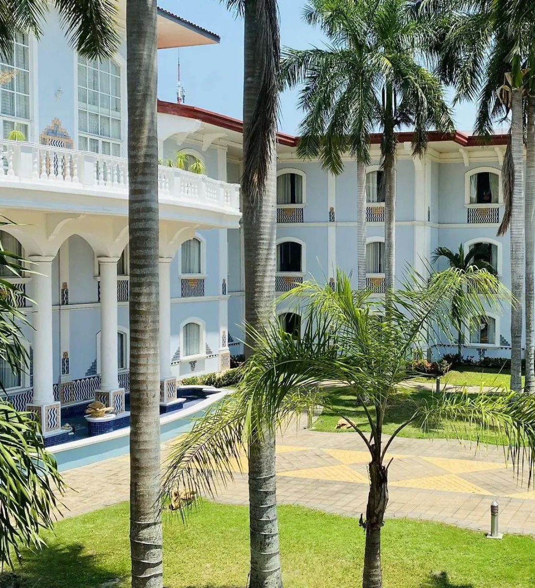 Rondreis-Mexico-Villahermosa-Quinta-Eden-buitenzijde-palmbomen