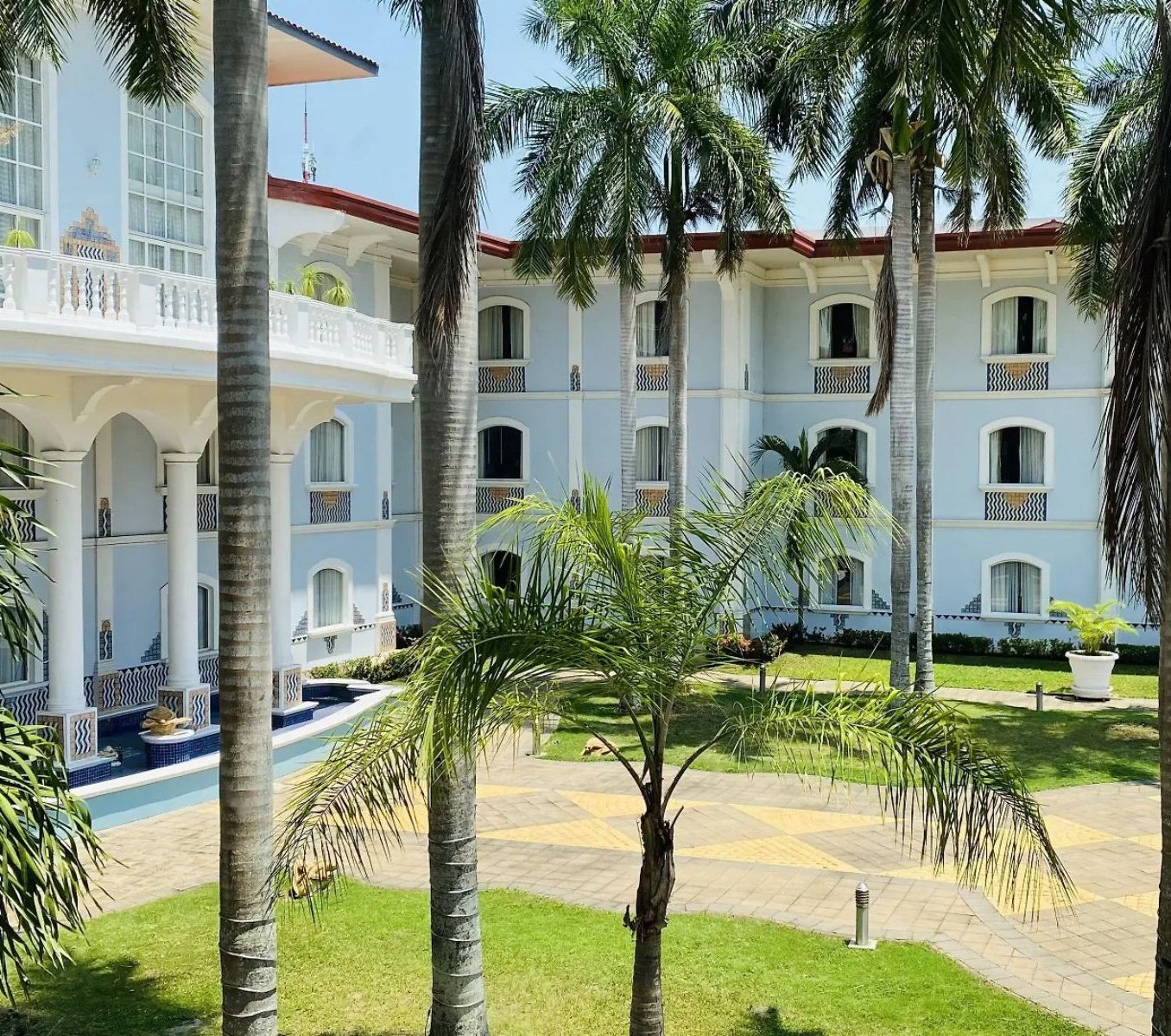 Rondreis-Mexico-Villahermosa-Quinta-Eden-buitenzijde-palmbomen