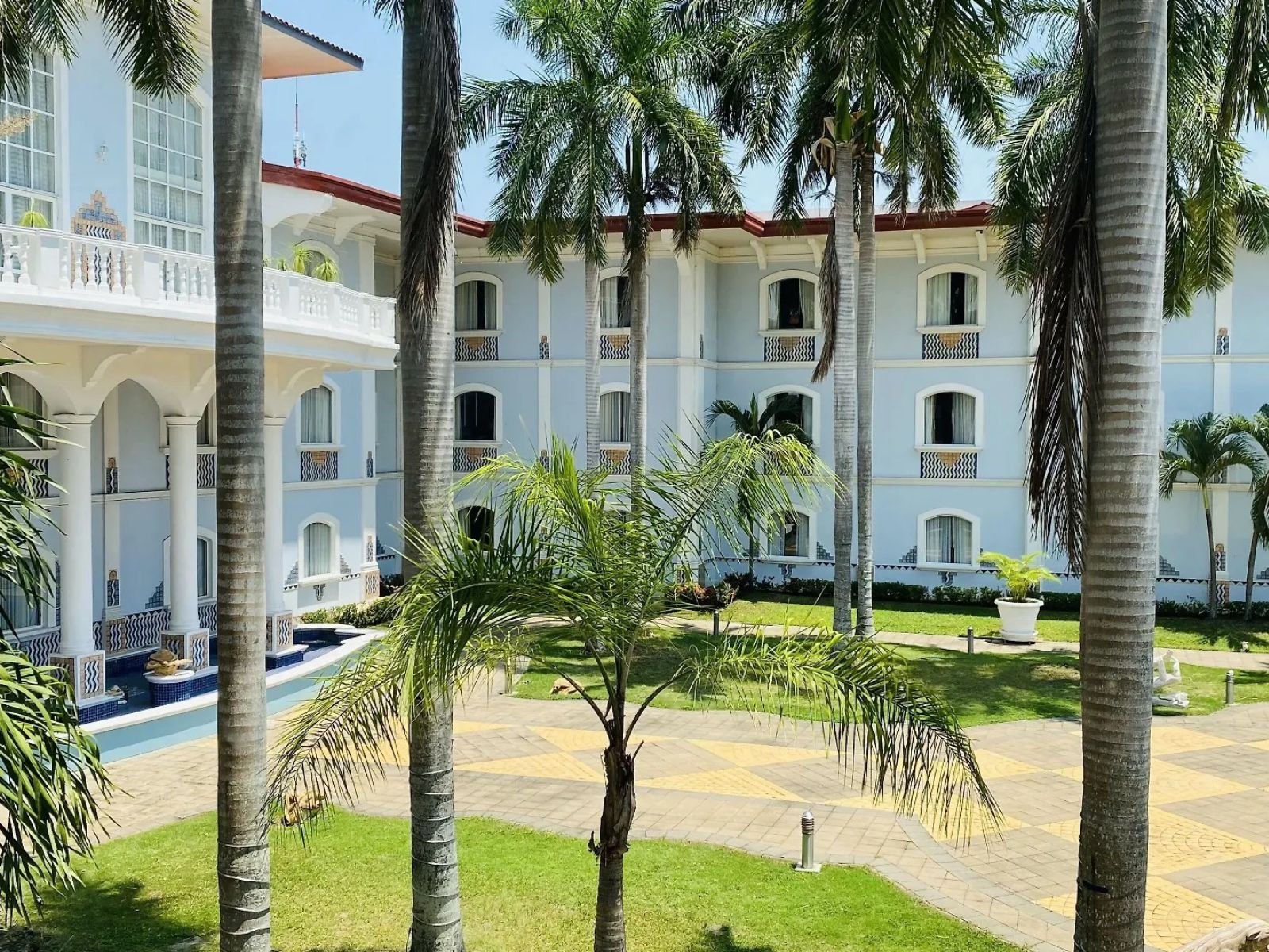 Rondreis Mexico, Villahermosa, Quinta Eden, buitenzijde palmbomen