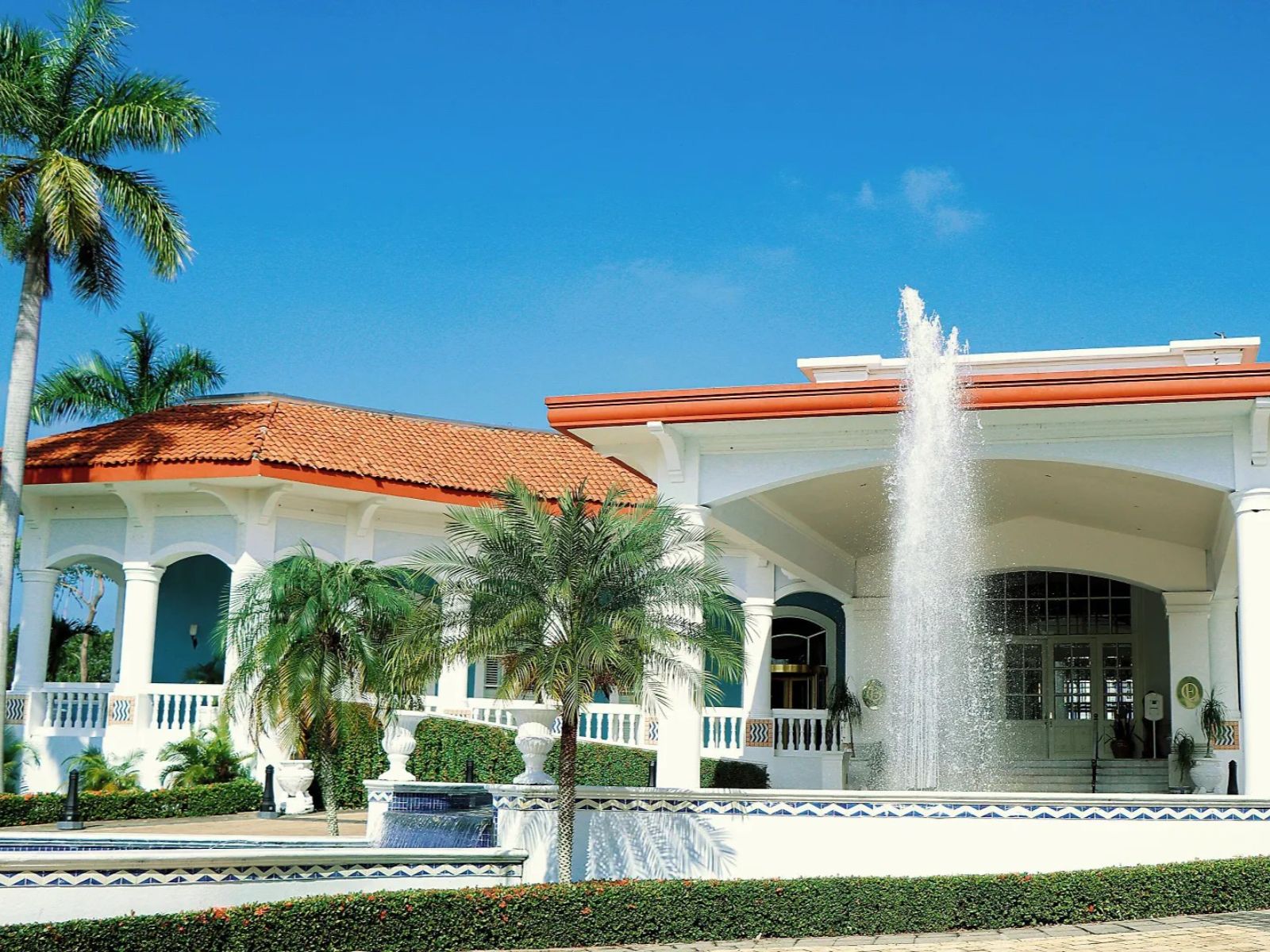 Rondreis Mexico, Villahermosa, Quinta Eden, buitenzijde voorkant fontein