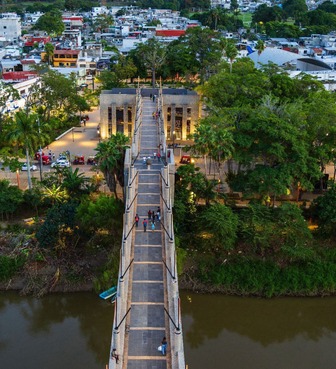 Rondreis Mexico, Villahermosa, stad en brug van bovenaf in de avond