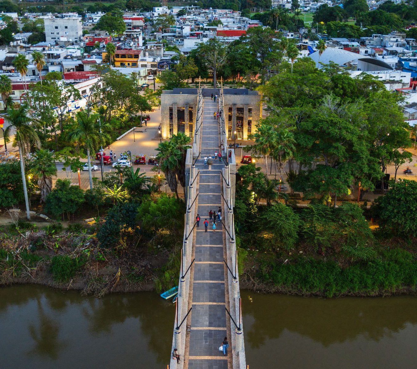 Rondreis Mexico, Villahermosa, stad en brug van bovenaf in de avond