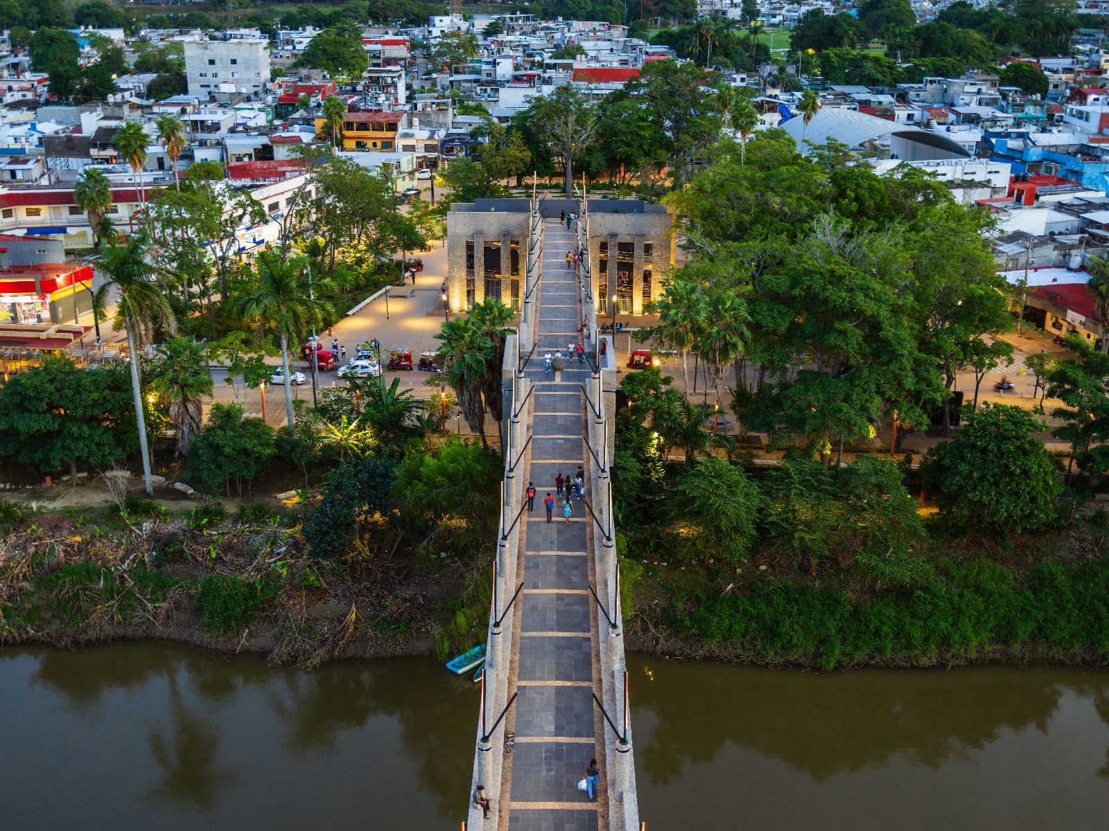 Rondreis Mexico, Villahermosa, stad en brug van bovenaf in de avond