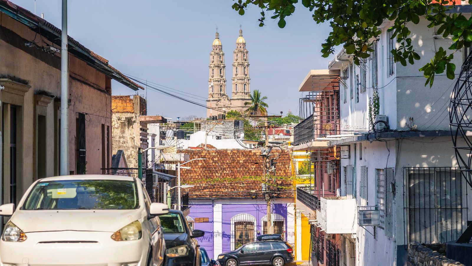 Rondreis-Mexico-Villahermosa-straat-en-uitzicht-kerk