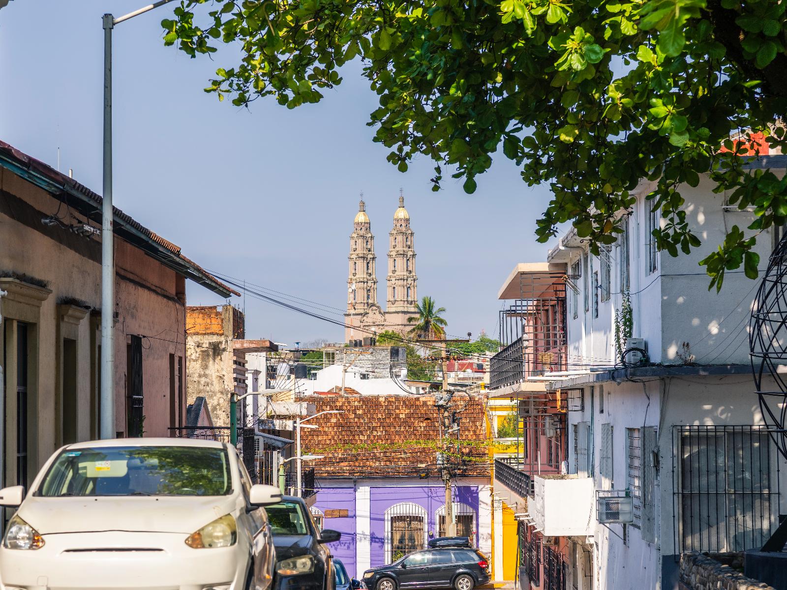 Rondreis Mexico, Villahermosa, straat en uitzicht kerk