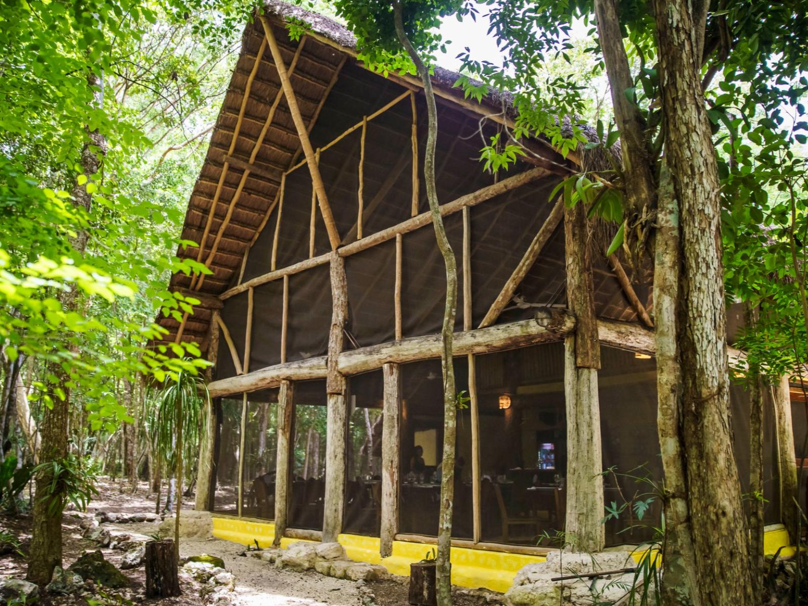 Rondreis Mexico, Xpujil, Puerto Calakmul, buitenzijde restaurant