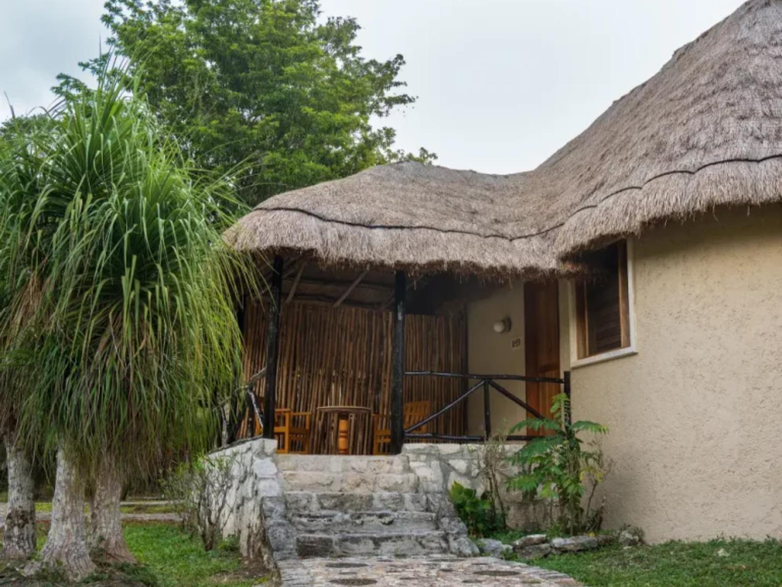 Rondreis Mexico, Xpujil, Villas Chicanna, lodge buitenzijde ingang
