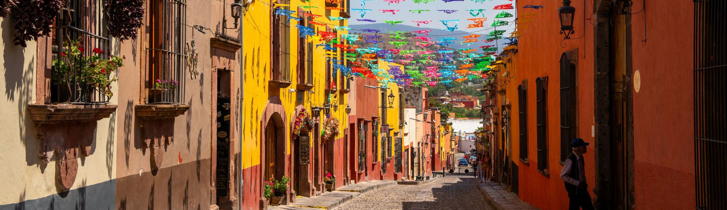 Rondreis-Mexicor-San-Miguel-de-Allende-straat-versierd-met-Mexicaanse-vlaggetjes