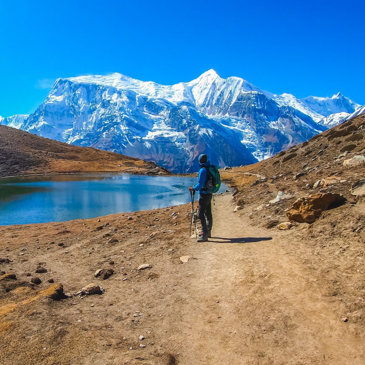 Rondreis Nepal, Annapurna Regio, Wandelaar bij ijsmeer tijdens trekking