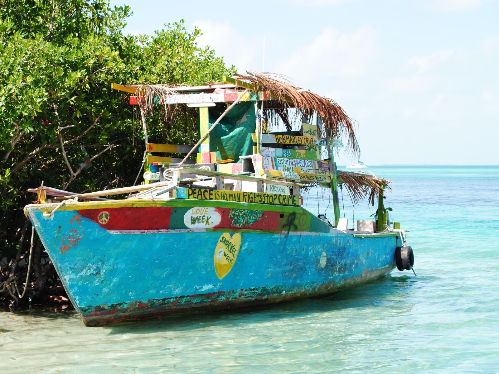 Rondreis Belize, Caye Caulker, kleurrijke boot