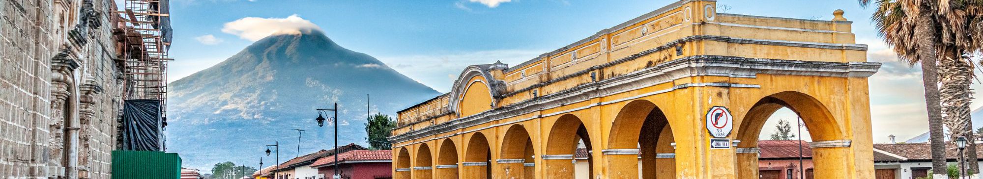 rondreis-Guatemala-Antigua-public-laundry-fountain-aspect-ratio-2400-438