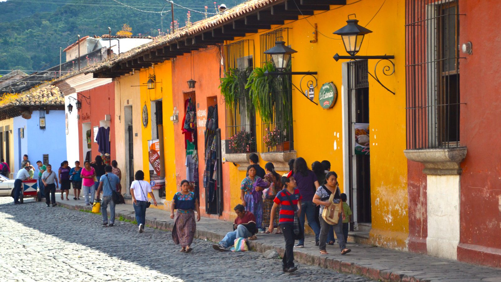 rondreis guatemala antigua straat met kleurrijke huizen